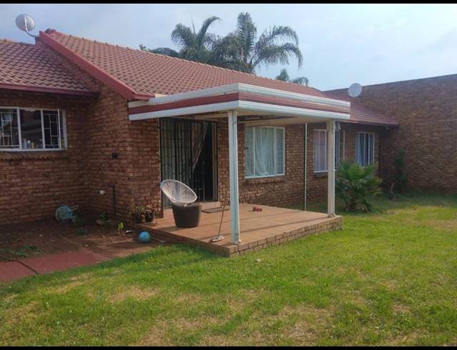 3 BEDROOM TOWNHOUSE FOR SALE IN ROOIHUISKRAAL NORTH